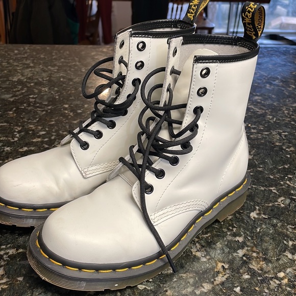 Dr Martens! Great condition! Small blemish - Picture 4 of 7